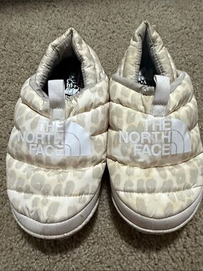 The North Face Kids Slip-On Quilted Slippers in Cream Leopard Print